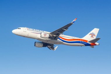 Dubai, Birleşik Arap Emirlikleri - 17 Şubat 2024: Himalaya Havayolları Airbus A320 Dubai Havalimanı 'nda (DXB) uçak.