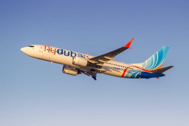 Dubai, Birleşik Arap Emirlikleri - 17 Şubat 2024: FlyDubai Boeing 737 MAX 8 uçağı Dubai Havalimanı 'nda (DXB).