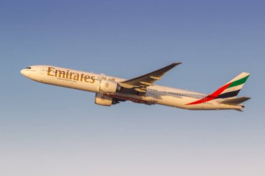 Dubai, Birleşik Arap Emirlikleri - 17 Şubat 2024: Birleşik Arap Emirlikleri 'ndeki Dubai Havalimanı' nda (DXB) Emirlik Boeing 777-300ER uçağı.