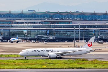 Tokyo, Japonya - 25 Eylül 2023: JAL Japan Airlines Boeing 787-9 Dreamliner uçağı Tokyo Haneda Havalimanı 'nda (HND).