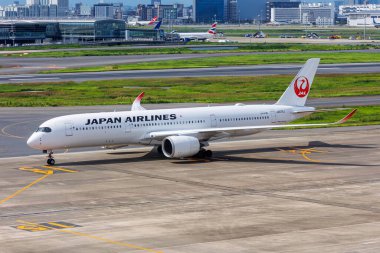 Tokyo, Japonya - 25 Eylül 2023: JAL Japan Airlines Airbus A350-900 uçağı Tokyo Haneda Havalimanı 'nda (HND).