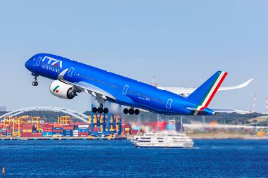 Tokyo, Japonya - 25 Eylül 2023: ITA Airways Airbus A350-900 uçağı Tokyo Haneda Havaalanı 'nda (HND).