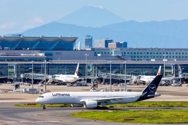 Tokyo, Japonya - 6 Ekim 2023: Lufthansa Airbus A350-900 uçağı Tokyo Haneda Havalimanı 'nda (HND).