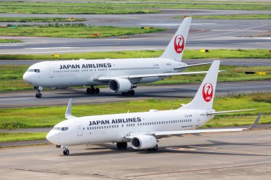 Tokyo, Japonya - 25 Eylül 2023: Japonya Havayolları JAL Boeing 737-800 ve Tokyo Haneda Havalimanı 'ndaki Boeing 767-300ER uçakları (HND).