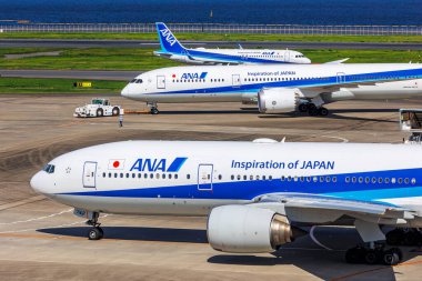 Tokyo, Japonya - 25 Eylül 2023: ANA All Nippon Airways uçakları Tokyo Haneda Havalimanı 'nda (HND).