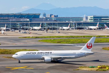 Tokyo, Japonya - 6 Ekim 2023: Japon Havayolları JAL Boeing 767-300ER uçağı Tokyo Haneda Havaalanı 'nda (HND).