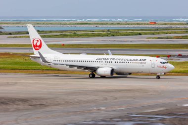 Naha, Japonya - 3 Ekim 2023: Japonya Transocean Air Boeing 737-800 uçağı Japonya 'daki Okinawa Naha Havaalanı' nda (OKA).