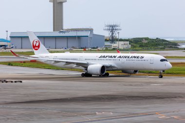 Naha, Japonya - 3 Ekim 2023: JAL Japon Hava Yolları A350-900 uçağı Japonya 'daki Okinawa Naha Havaalanı' nda (OKA).