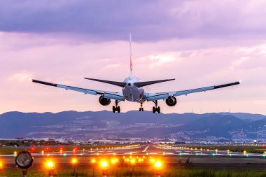 Osaka, Japonya - 1 Ekim 2023: Japon Havayolları JAL uçağı Japonya 'daki Osaka Itami Havalimanı' na indi..