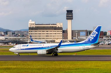 Osaka, Japonya - 1 Ekim 2023: ANA All Nippon Airways Boeing 737-800 uçağı Japonya 'daki Osaka Itami Havalimanı' nda (ITM).