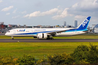 Osaka, Japonya - 1 Ekim 2023: ANA All Nippon Airways Boeing 787-9 Dreamliner uçağı Osaka Itami Havalimanı 'nda (ITM).