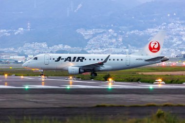Osaka, Japonya - 1 Ekim 2023: Japonya 'daki Osaka Itami Havaalanı' ndaki J-Air Embraer 170 uçağı.