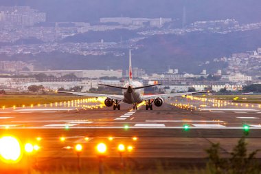 Osaka, Japonya - 1 Ekim 2023: Japon Havayolları JAL Boeing 737-800 uçağı Japonya 'daki Osaka Itami Havalimanı' nda (ITM).