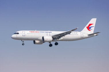 Şangay, Çin - 9 Nisan 2024: Çin 'deki Şangay Hongqiao Havaalanı' nda (SHA) tamamen Çin COMAC C919 'da geliştirilen ilk uçak.