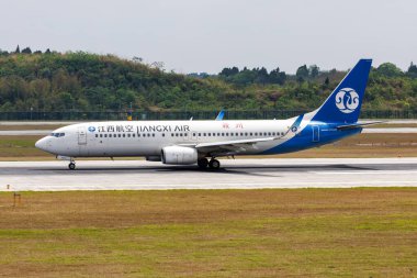 Chengdu, Çin - 8 Nisan 2024: Jiangxi Air Boeing 737-800 uçağı Çin 'deki Chengdu Tianfu Havaalanı' nda (TFU).