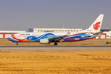 Pekin, Çin - 31 Mart 2024: China United Airlines CUA Airlines Boeing 737-800 uçağı ve Pekin Daxing Havalimanı 'nda Phoenix özel üniforması (PKX).