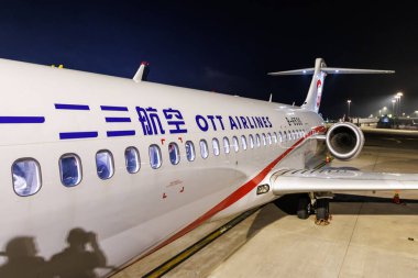 Şangay, Çin - 1 Nisan 2024: Çin 'de tasarlanan ve üretilen ilk uçak COMAC ARJ21-700 OTT Airlines Pudong Havalimanı (PVG).