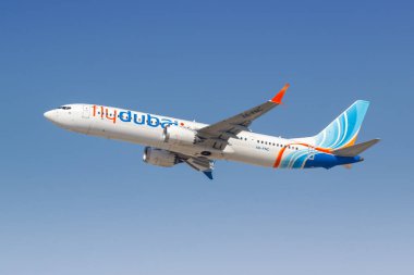 Dubai, Birleşik Arap Emirlikleri - 17 Şubat 2024: FlyDubai Boeing 737 MAX 9 uçağı Dubai Havalimanı 'nda (DXB).