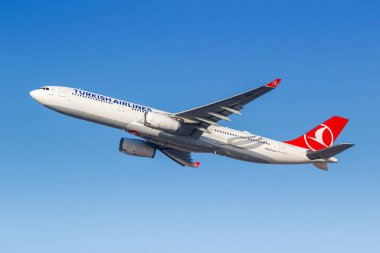 Dubai, Birleşik Arap Emirlikleri - 17 Şubat 2024: Türk Havayolları Airbus A330-300 uçağı Dubai Havalimanı 'nda (DXB).