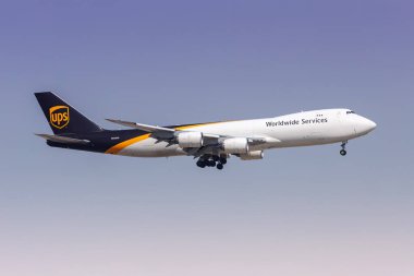 Dubai, Birleşik Arap Emirlikleri - 16 Şubat 2024: UPS United Parcel Service Boeing 747-8F uçağı Dubai Havalimanı 'nda (DXB).