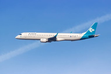 Münih, Almanya - 6 Şubat 2024: Air Dolomiti Embraer ERJ 195 uçağı Münih Havalimanı 'nda (MUC).