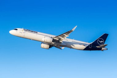 Münih, Almanya - 6 Şubat 2024: Lufthansa Airbus A321neo uçağı Münih Havalimanı 'nda (MUC).