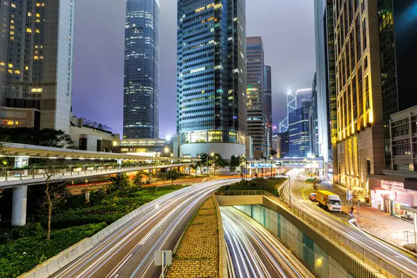 Gece vakti Hong Kong, Çin 'de sokaklar ve gökdelenlerle dolu binalar.