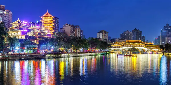 Chengdu Anshun Köprüsü, Çin 'in Chengdu şehrinde gece yarısı Pagoda ile Jin Nehri üzerinde.