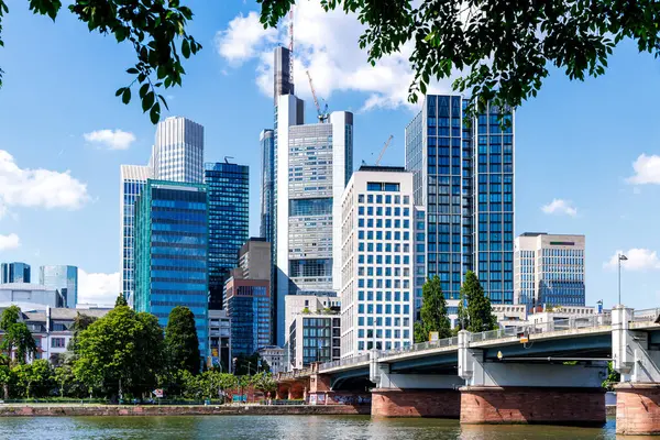 Frankfurt gökdelenleri olan şehir merkezi, ana nehir ve Almanya 'nın Frankfurt kentindeki Untermain köprüsü