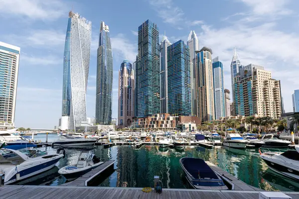 Dubai Marina gökdelenleri, su teknelerinde yaşayan gökdelenler, emlak binaları...