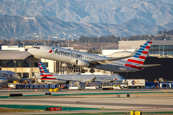 Los Angeles, США - November 3, 2022: American Airlines Boeing 737-800 airplane at Los Angeles International Airport (LAX) in the United States.