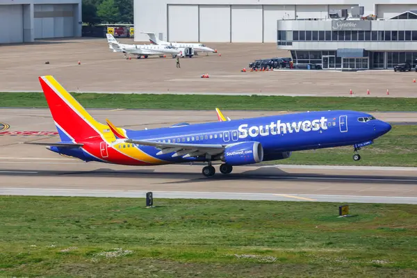 stock image Dallas, United States - November 7, 2022: Southwest Boeing 737-8 MAX airplane at Dallas Love Field Airport (DAL) in the United States.