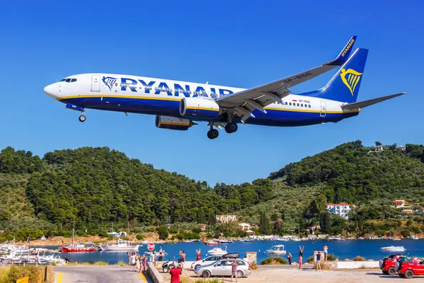 Skiathos, Yunanistan - 27 Haziran 2023: Ryanair Boeing 737-800 uçağı Yunanistan Skiathos Havaalanı 'nda (JSI).
