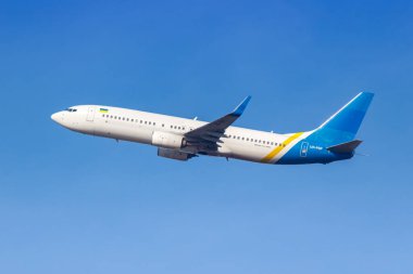 Münih, Almanya - 6 Şubat 2024: Münih Havalimanı 'nda (MUC) Windrose Aviation Boeing 737-800 uçağı.