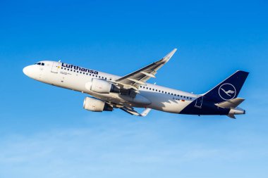 Münih, Almanya - 6 Şubat 2024: Lufthansa Airbus A320 uçağı Münih Havalimanı 'nda (MUC).