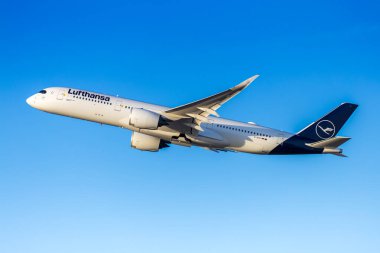 Münih, Almanya - 6 Şubat 2024: Lufthansa Airbus A350-900 uçağı Münih Havalimanı 'nda (MUC).