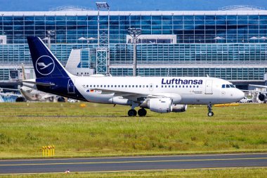 Frankfurt, Almanya - 14 Mayıs 2024: Lufthansa Airbus A319 uçağı Frankfurt Havaalanı 'nda (FRA).