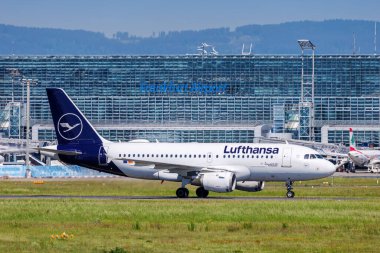 Frankfurt, Almanya - 14 Mayıs 2024: Lufthansa Airbus A319 uçağı Frankfurt Havaalanı 'nda (FRA).