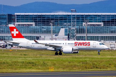 Frankfurt, Almanya - 14 Mayıs 2024: İsviçre Airbus A220-300 uçağı Frankfurt Havalimanı 'nda (FRA).