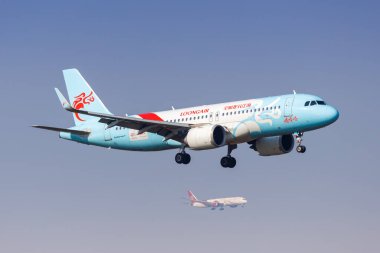 Şangay, Çin - 10 Nisan 2024: Loongair Airbus A320neo uçağı Çin 'deki Şangay Pudong Havaalanı' nda (PVG).