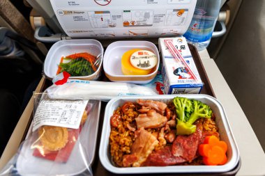 Şangay, Çin - 11 Nisan 2024: Çin 'in başkenti Şangay' da bulunan Hongqiao Havaalanı 'nda bulunan COMAC C919 uçağındaki uçuş yemeği.