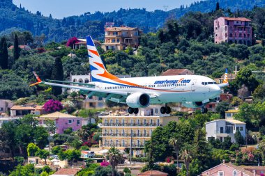 Korfu, Yunanistan - 8 Haziran 2024: Smartwings Boeing 737 MAX 8 uçağı Yunanistan 'daki Corfu Havaalanı' nda (CFU).