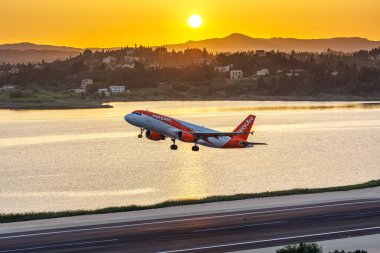 Korfu, Yunanistan - 6 Haziran 2024: EasyJet Airbus A320 uçağı Yunanistan 'daki Corfu Havaalanında (CFU).