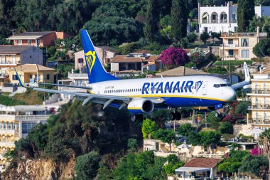 Korfu, Yunanistan - 7 Haziran 2024: Ryanair Boeing 737-800 uçağı Yunanistan 'daki Corfu Havalimanı' nda (CFU).