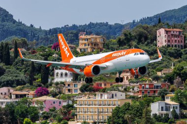 Korfu, Yunanistan - 5 Haziran 2024: EasyJet Airbus A320neo uçağı Yunanistan 'daki Corfu Havaalanında (CFU).