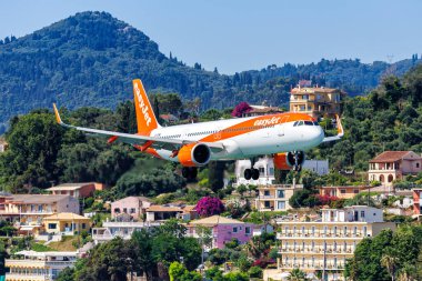 Korfu, Yunanistan - 8 Haziran 2024: EasyJet Airbus A321neo uçağı Yunanistan 'daki Corfu Havaalanında (CFU).