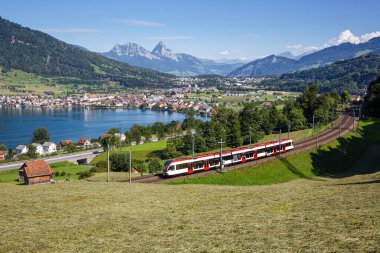 Schweizerische Bundesbahnen 'den Stadler Flirt tipi yolcu treni İsviçre' nin Arth kentindeki Zug Gölü 'ndeki Grosser Mythen Dağı' nda SBB demiryolu.