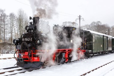 Pressnitztalbahn buharlı tren lokomotifi demiryolu kışın Steinbach, Almanya 'da