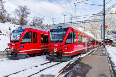Filisur, İsviçre - 10 Ocak 2024: Rhaetian Demiryolu yolcu trenleri Stadler Demiryolu üzerinden İsviçre 'nin Filisur kentindeki tren istasyonunda.