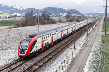 Wartau, İsviçre - 9 Ocak 2024: İsviçre 'nin Wartau kentinde SBB Schweizerische Bundesbahnen yolcu treni.